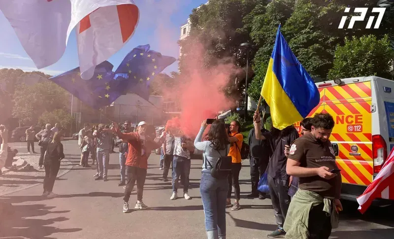 აქცია "შინ ევროპისკენ“ მონაწილეები მთავრობის ადმინისტრაციასთან აქცია-პერფორმანსს მართავენ