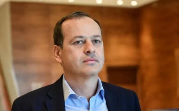 ლაშა პაპაშვილის თქმით, ღარიბაშვილის დამსახურებაა, რომ ლარის კურსი "ქვევით სვლას აგრძელებს"