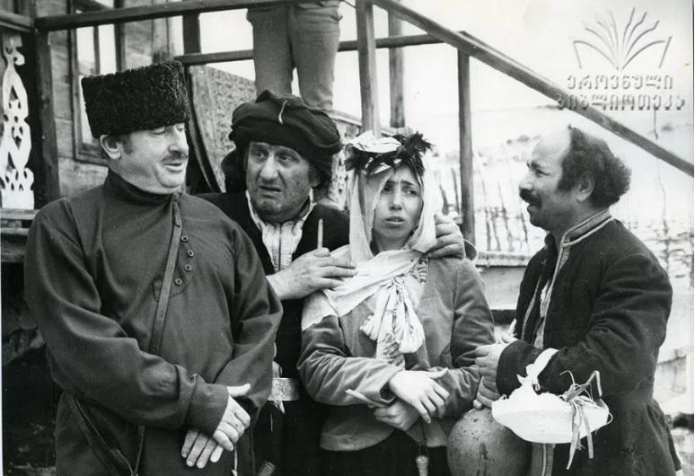 "დევიმ მითხრა, დოდოს დაუჩოქე, მუხლებზე მაგრად შემოხვიე ხელიო... დოდოს ფეხი დაუცურდა და ზედ თავზე დამეცა. მე, საცოდავი, ქვეშ მოვყევი და კინაღამ გამსრისა" - ქეთევან შარიქაძის მოგონებები