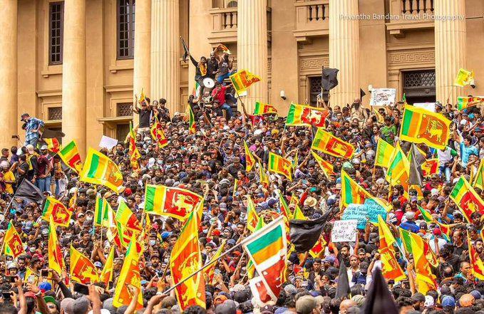 დღის ფოტო: მილიონზე მეტი დემონსტრანტი შრი-ლანკას ქუჩებში - აქტივისტები პრეზიდენტის სასახლეში შეიჭრნენ