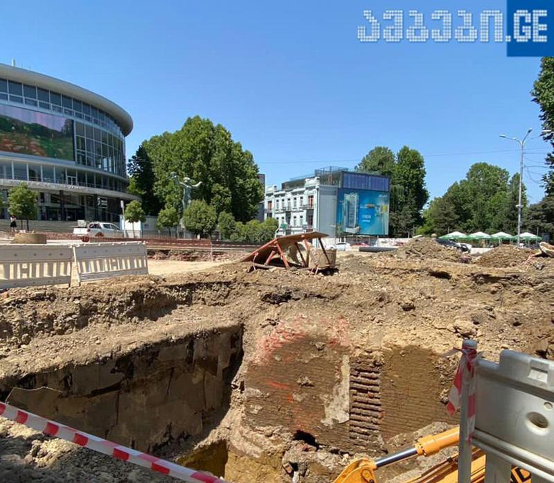 "სპეციალისტები შეისწავლიან..." - მელიქიშვილის ქუჩის რეაბილიტაციისას ძველი კედლის ფრაგმენტი იპოვეს: რას აცხადებენ თბილისის მერიაში?