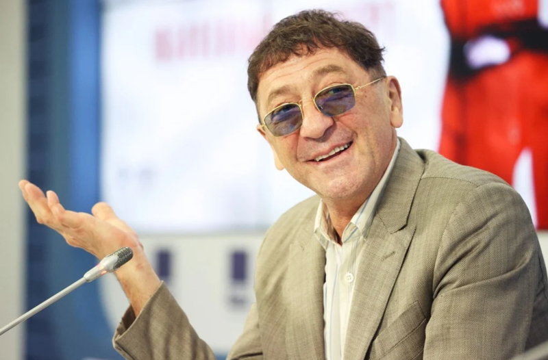 პუტინი მომღერალ გრეგორი ლეფსვერიძეს, იგივე ლეპსს აჯილდოებს - რუსეთის სახალხო არტისტის საპატიო წოდება, როგორც დასავლურ ბანკებში გაყინული მილიონების კომპენსაცია?