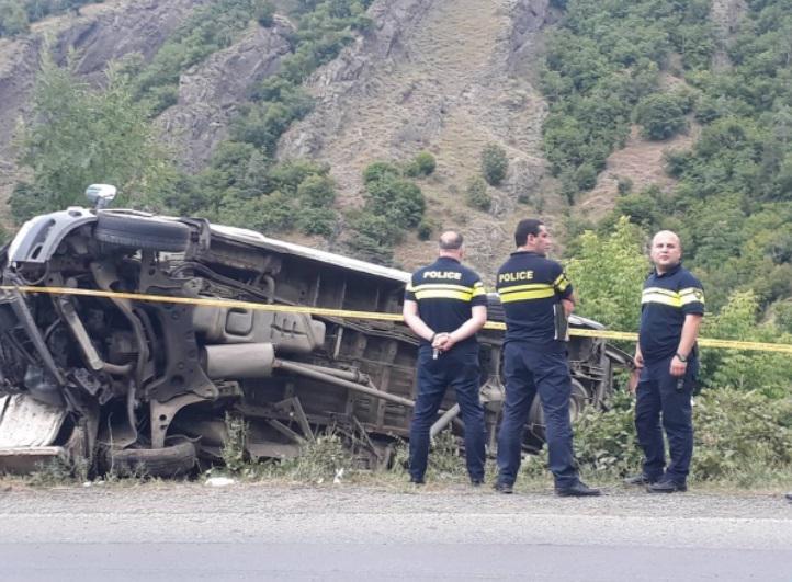 ბორჯომში, ახალციხე-თბილისის სამარშუტო ტაქსი გადაბრუნდა, ტრანსპორტში 14-ამდე მგზავრი იმყოფებოდა - როგორია დაშავებულების მდგომარეობა