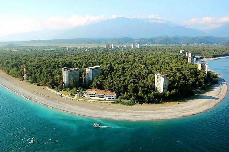 "მორიგი ზღაპარი მგონია" - ბიჭვინთაში შვიდსართულიანი სამედიცინო ცენტრის აშენება იგეგმება: რას ჰპირდება რუსეთში მოღვაწე აფხაზი ბიზნესმენი ადგილობრივებს?