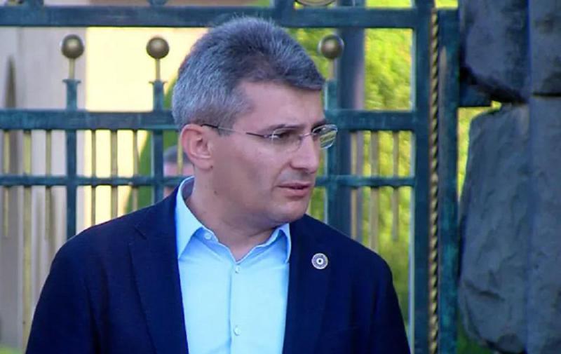 "თქვენ რომ ვიღაცამ გიწოდოთ ღორი, შემდეგ  ჟურნალისტი მოვიდეს და გკითხოს: თქვენ ღორი ხართ? ასეთ კითხვებს სვამთ... კრემლის სასარგებლო იდიოტები ხართ" - მამუკა მდინარაძე ჟურნალისტს