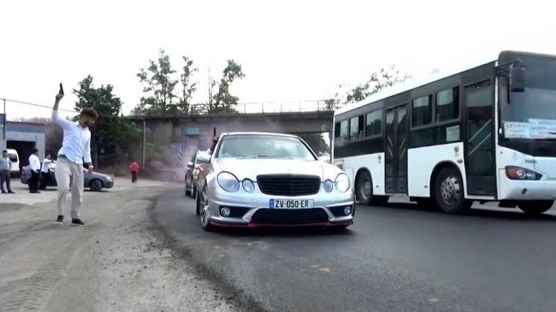 სროლა საქორწილო ესკორტის გადაადგილების დროს -  შსს-მ 2 პირი დააჯარიმა და იარაღი ჩამოართვა: რა მოხდა მარნეულში?