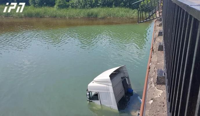 მდინარე სუფსაში ხიდიდან ტრაილერი გადავარდა