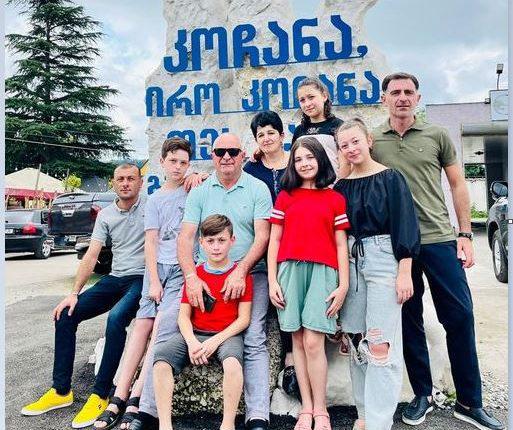 "მესმის თქვენი გაკვირვება აღნიშული წარწერის გამო..." - რას წერს ყოფილი დეპუტატი ჯუმბერ იზორია, რომელმაც საკუთარ გამონათქვამს ძეგლი დაუდგა