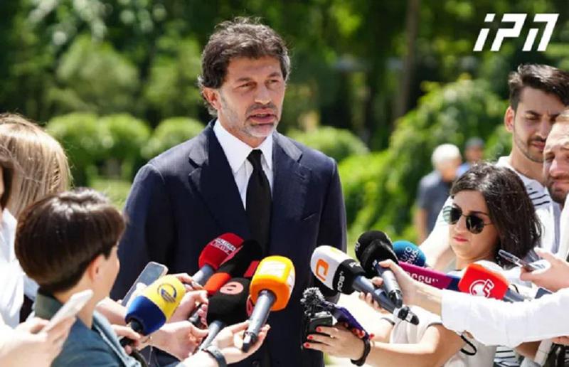 "ხომ არ დაგვავიწყდა, რა ვითარება იყო ე.წ. მარშუტკებში?! ცხვირ-პირის მტვრევა - "კონდიციონერი ჩართე!“, "არ მუშაობს“ - ეს წარსულს ჩავაბარეთ" - კალაძე