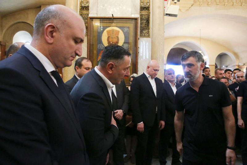 დღის ფოტო სამებიდან: ბათუმის ტრაგედიისას დაზარალებულმა რამაზ დავლაძემ გუდაურში დაღუპულთა ოჯახებსა და შს მინისტრს მიუსამძიმრა