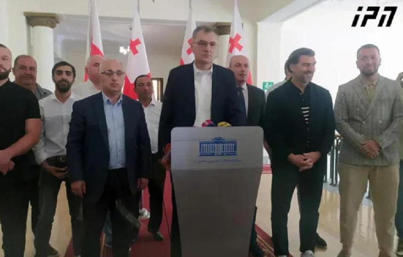 "ვაფუძნებთ საზოგადოებრივ მოძრაობა "ხალხის ძალას“ - თუ დავინახავთ, რომ ხელისუფლება ომთან დაკავშირებულ წნეხს ვეღარ უძლებს, არ გამოვრიცხავთ, პოლიტიკურ პარტიადაც გარდავქმნათ" - სოზარ სუბარი