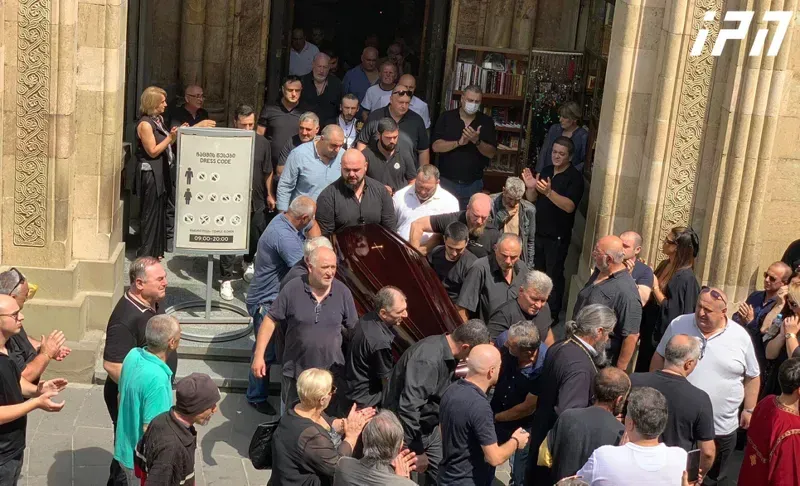 მომღერალი მამუკა ონაშვილი სიონის ტაძრიდან უკანასკნელ გზაზე ტაშით გააცილეს