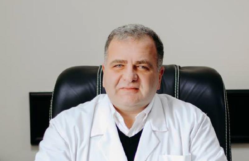 "ცდილობდა, მეორედაც ესროლა, მაგრამ პისტოლეტმა გაჭედა" - რას ჰყვება ჩვენებაში კლინიკის დირექტორი, რომელიც თანამშრომელმა დაჭრა