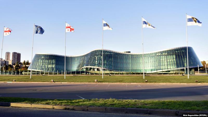 "პარლამენტის შესასვლელ-გამოსასვლელებთან განთავსება პოლიციის კორდონები, ხოლო აქციის მონაწილეებს შესაძლებლობა ექნებათ პროტესტი გამოხატონ რუსთაველის გამზირზე პარლამენტის წინ და უკანა შესასვლელთან" - შსს