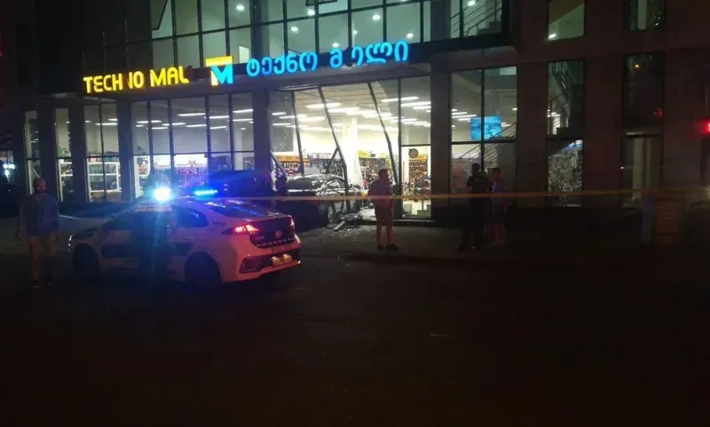 ბათუმში, მსუბუქი ავტომობილი ქვეითებს დაეჯახა - დაშავდა 3 ადამიანი, მათ შორის ერთი არასრულწლოვანია