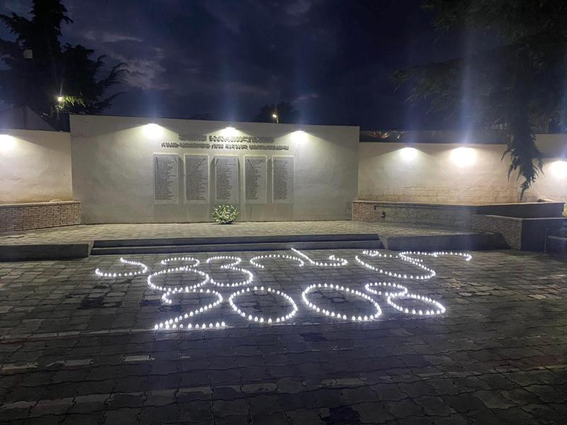 გორში, აგვისტოს ომში დაღუპულ ჯარისკაცთა მემორიალთან სანთლების ტრადიციული აქცია მოეწყო (ფოტოები)