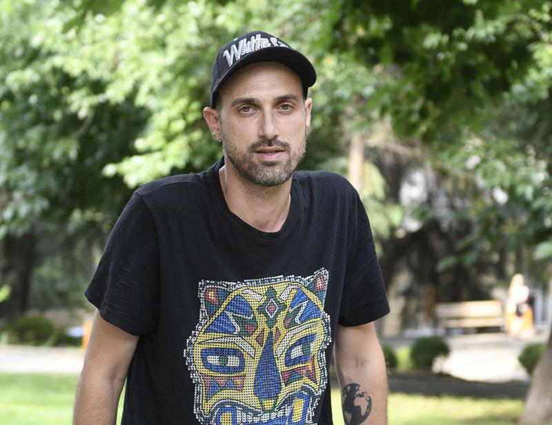 "მიშა არ მევასება, მოძალადე და ბანდიტია. ასევე, არ მომწონს ბიძინა. პირველი ჩემთვის არის ფაშიზმი, მეორე - კომუნიზმი" - რას ჰყვება მსახიობი, რომელმაც სპექტაკლების რუსულად თამაშზე უარი თქვა