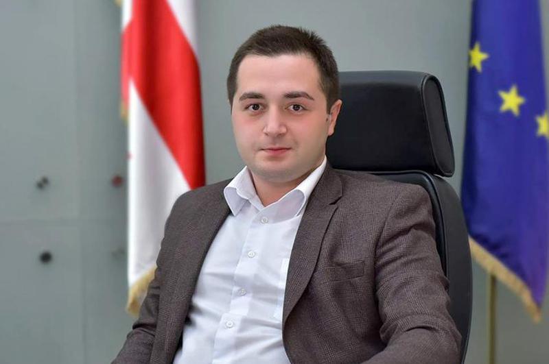 "აბა, გამოიცანით რა მოხდება შემდეგი კვირიდან? დიახ, გაუფასურდება ლარი, როგორ შეიძლება ადამიანებმა ამოისუნთქონ" - რას წერს ოთო აბესაძე