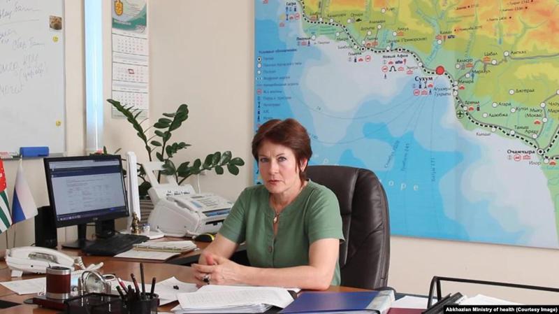 "ამბობდნენ, რომ რამდენიმე ბინა ჰქონდა რუსეთში... იცოდა, რომ მის უწყებაში შემოწმებაზე შედიოდნენ და გაასწრო" - სად გაქრა აფხაზეთის ე.წ. მთავარი სანიტარი?