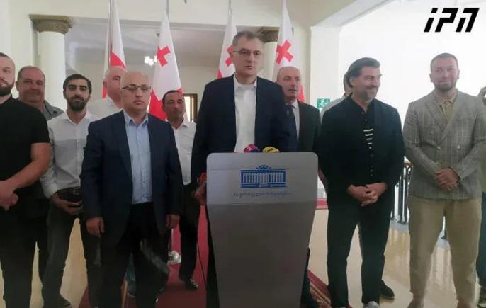 "როცა აშშ-ს ელჩი მალავს ივანიშვილთან შეხვედრის შინაარსზე ინფორმაციას, ეს ამყარებს რწმენას, რომ ოპოზიციის დღის წესრიგი საელჩოს მიერაა კოორდინირებული" - "ოცნებიდან“ წასული დეპუტატები