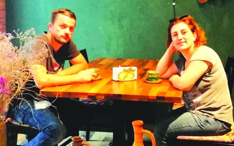 "არ ვაპირებ ხაჭაპურით და სიცილ-კისკისით დავხვდე რუსებს... აქ შემოსვლით აღიარებენ, რომ რუსეთი ოკუპანტი და მკვლელია" - რესტორანი ფასანაურში და ცოლ-ქმარი რუსული ოკუპაციის წინააღმდეგ