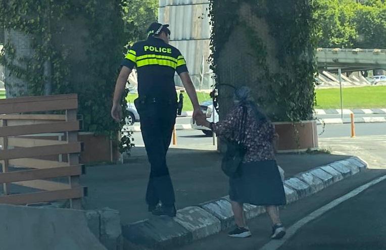 "ამ წუთებში, გმირთა მოედანზე, პოლიციამ მანქანები გაგვაჩერა და..." - დღის ფოტო