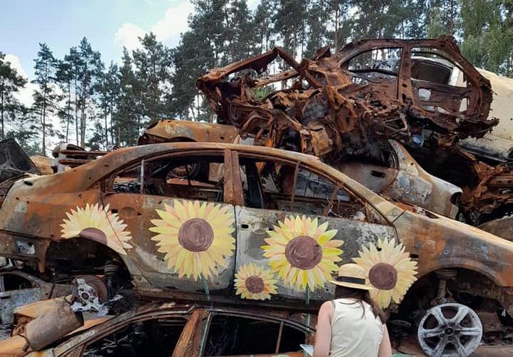 მტრის მიერ გადამწვარი მანქანების ახალი სიცოცხლე ირპენში - დღის ფოტო