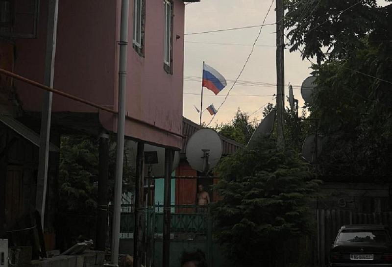 "ერთი ქალი და ორი კაცი გამომივარდა" - სოციალურ ქსელში ვრცელდება ფოტო, სადაც ერთ-ერთ შენობასთან რუსეთის დროშა ფრიალებს, ფოტოს ავტორის თქმით, ის ჩაქვშია გადაღებული