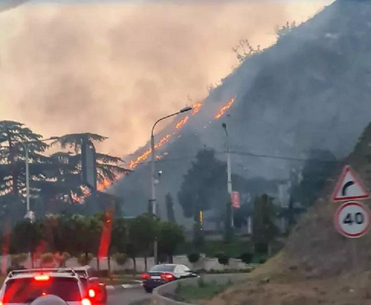 ვაკე-საბურთალოს დამაკავშირებელი გზის მიმდებარედ მთის ფერდზე ხანძარი იყო - რა ხდება ადგილზე ამ წუთებში