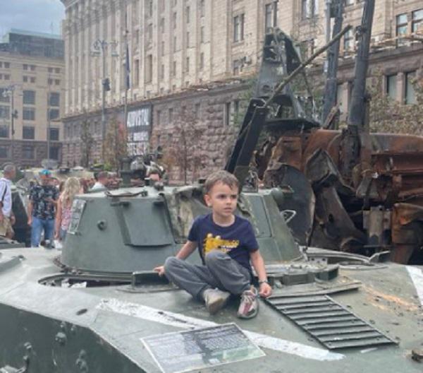 ომის დაწყებიდან ნახევარი წლის შემდეგ, კიევში განადგურებული რუსული სამხედრო ტექნიკის "აღლუმი“ მოეწყო