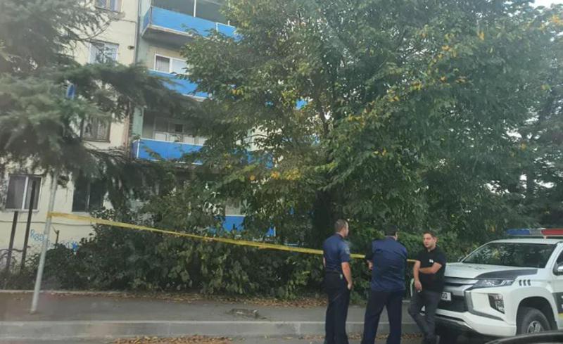 სისხლიანი დაპირისპირება თელავში - დაჭრილია ანტიკვარიატის მაღაზიას მფლობელი, 50 წლამდე მამაკაცი