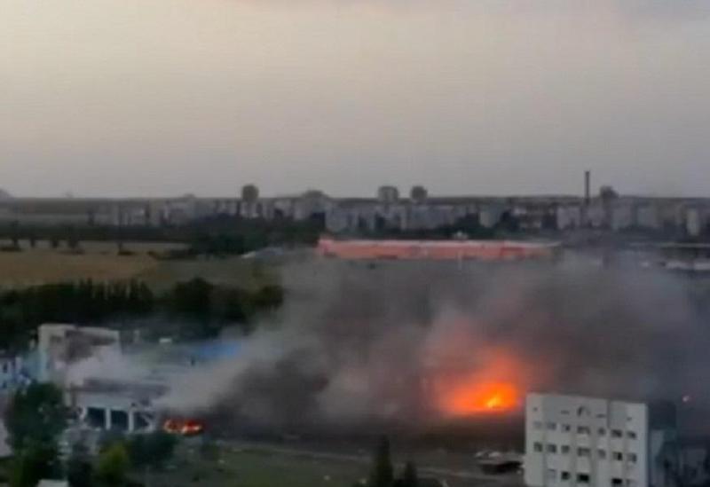 "ვიღაცამ ან ისევ დაუდევრად მოწია, ან "ციდან ქვები“ ჩამოცვივდა" - დონეცკში რუსულ-აფხაზური ბატალიონის, "პიატნაშკას“ ბაზა იწვის