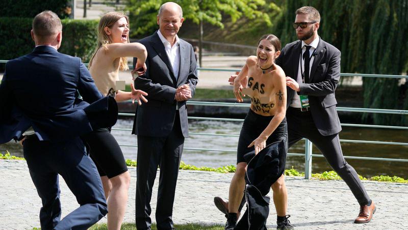 დღის ფოტო: ოლაფ შოლცთან შიშველი აქტივისტები მაშინ მიიჭრნენ, როცა კანცლერი სიტყვით გამოსვლის დაწყებას აპირებდა