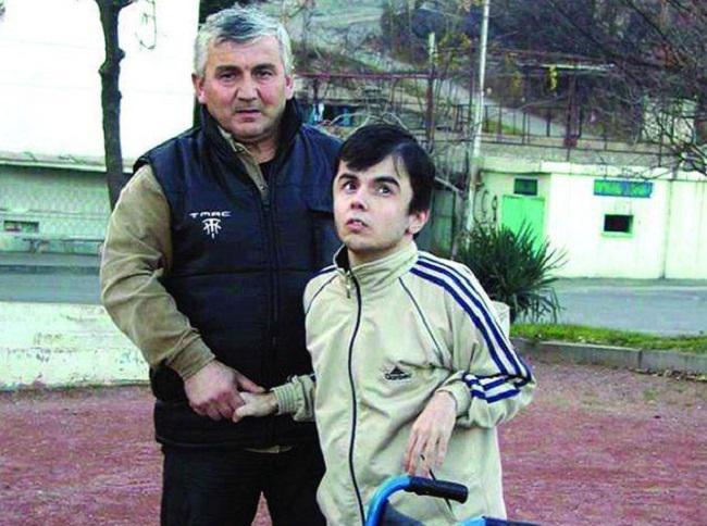 "ვაითუ, ლოგინად ჩავვარდე.... იმაზე ფიქრიც არ მინდა, შვილის მოვლა-პატრონობა რომ ვეღარ შევძლო..." - ოჯახი უმძიმესი პრობლემებით საზოგადოების  მხარდაჭერის იმედად არის