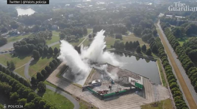 ლატვიაში საბჭოთა ეპოქისა და წითელი არმიის ნაცისტურ გერმანიაზე გამარჯვების სიმბოლო, 80-მეტრიანი მონუმენტი დაანგრიეს (ვიდეო)