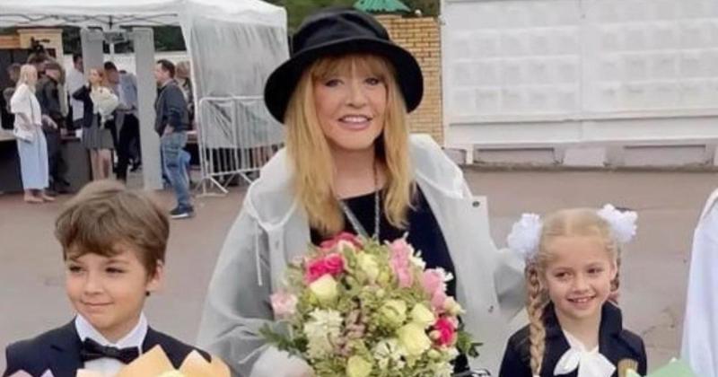 რუსეთში დაბრუნებულმა ალა პუგაჩოვამ შვილები სკოლაში მიიყვანა