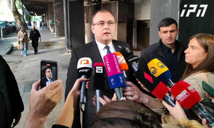 "იმისთვის, რომ ადამიანი გავიდეს საზღვარგარეთ სამკურნალოდ, ის არ უნდა იყოს პატიმარი" - რატი ბრეგაძე