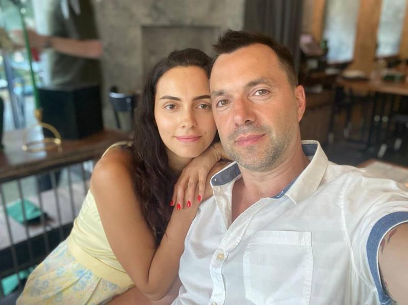 "დამირეკა, - 10 წუთში  აღარ უნდა იყოთ მაგ სახლშიო... საშკას ჩავაცვი, ნივთები მოვაგროვე და წავედით“ - როგორია, იყო არესტოვიჩის ცოლი ომის დროს: პრეზიდენტის მრჩევლის მეუღლის ინტერვიუ