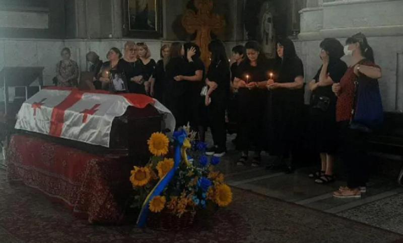 ქაშვეთის ეკლესიაში უკრაინაში დაღუპული ქართველი მებრძოლის გელა გოგიას სამოქალაქო პანაშვიდი მიმდინარეობს