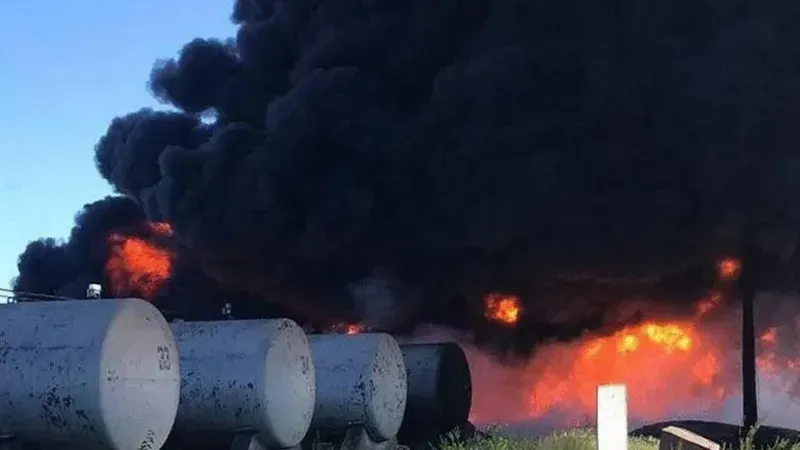 რუსულმა ძალებმა კრივოი-როგში ნავთობბაზა დაბომბეს, მეხანძრეები ძლიერ ხანძარს ებრძვიან