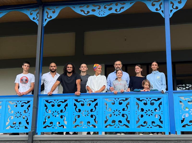 "რა ბედნიერებაა ამდენი შვილი, ასეთი ლამაზები" - ლევან ვასაძე ცოლთან და 8 შვილთან ერთად ისვენებს: ოჯახური ფოტო გურიიდან