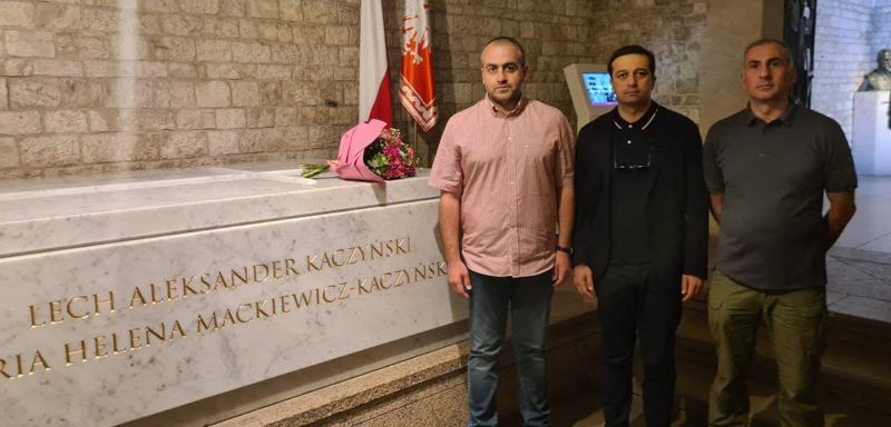 "მე და ლევანმა, გიორგი გამსახურდიასთან ერთად, პატივი მივაგეთ საქართველოს გამორჩეული მეგობრის, პრეზიდენტ ლეხ კაჩინსკის ხსოვნას" - ალეკო ელისაშვილი