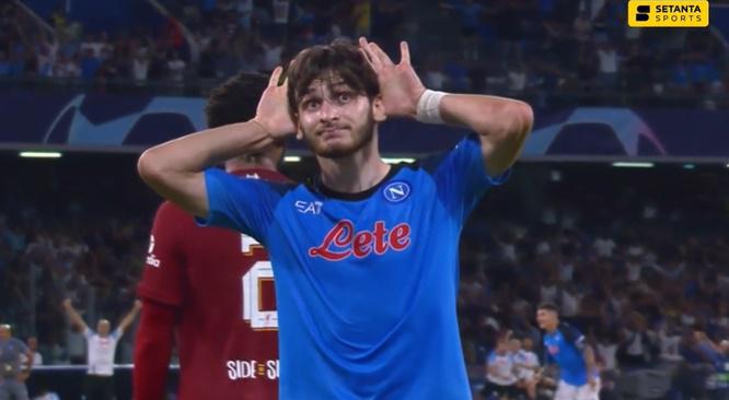 დღის ფოტო: ხვიჩა კვარაცხელიას რეაქცია, როცა ჯოვანი სიმეონემ მისი პასით "ლივერპულის" კარში გოლი გაიტანა