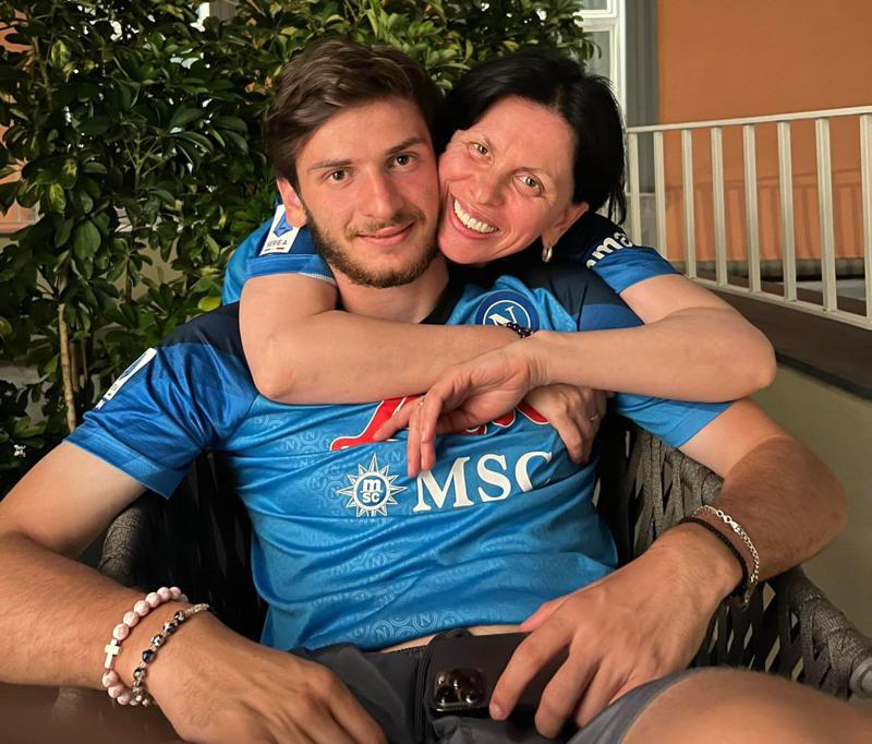 "კვარა" ნეაპოლში დედასთან ერთად  - ფოტოები მაკა ლუკავას "ფეისბუქიდან"