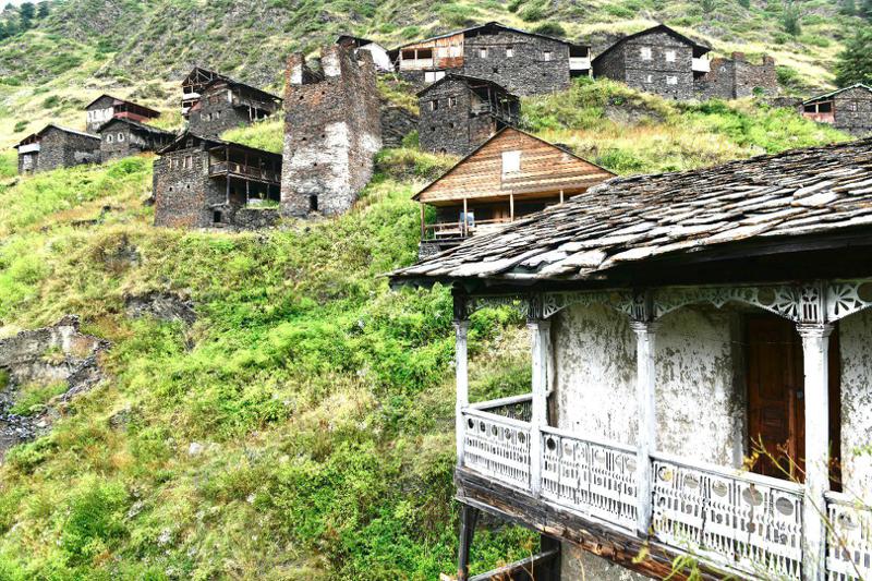 დოჭუ: კლდეზე გაშენებული ულამაზესი სოფელი თუშეთში, რომელიც მძიმე მდგომარეობაშია - "აქ სახლების უმრავლესობა 120 წელზე მეტი ხნისაა, არ არის ელექტრობა, გზა ბოლომდე ვერ მიდის"