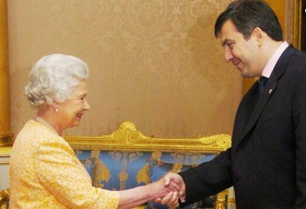 "უცებ ვიღაცამ ტელეფონი ხელიდან გამომტაცა, მოვტრიალდი და ხელში შემრჩა დედოფალი" - ელიზაბედ II-სთან დაკავშირებულ  რა ისტორიებს იხსენებს მიხეილ სააკაშვილი