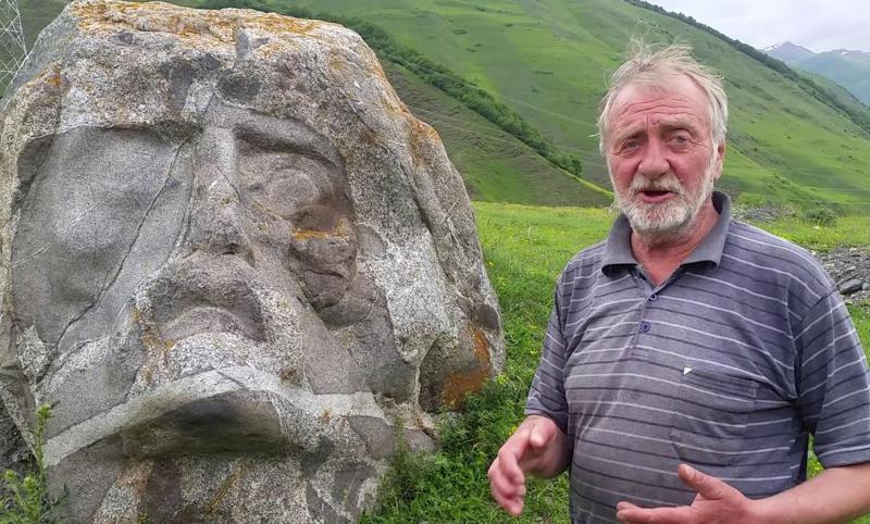 "ზვავისგან ჩამოტანილი დიდი ქვები ვნახე, წავედი შინ, გამოვიტანე ჩაქუჩი და დავიწყე მასხარაობა" - როგორ შეიქმნა ქვაში ნაკვეთი ქანდაკებების მუზეუმი ყაზბეგში და რას ედავებიან მოქანდაკეს?