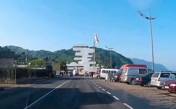 რუსული მედია აცხადებს, რომ რუსეთის მოქალაქეებს საქართველოს ტერიტორიაზე შესვლაზე უარს ახსნა-განმარტების გარეშე ეუბნებიან