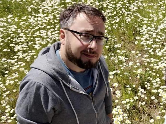 "ინტერნეტით გავიგე, რომ ჩემს იდეას პარლამენტი განიხილავდა... გამიკვირდა ამდენი ლანძღვა-გინება, რასაც შემდეგ ჩემზე წერდნენ" - ვინ არის ბიჭი, რომელსაც ბებიის დღის იდეა გაუჩნდა?