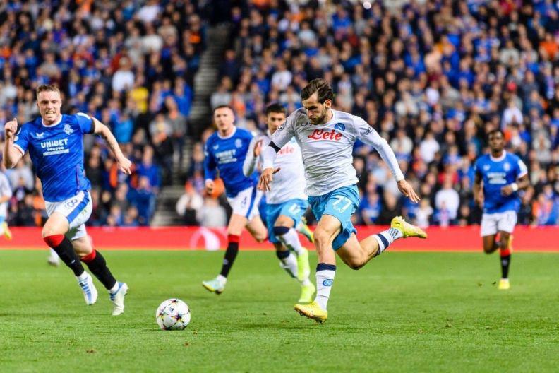 "რეინჯერსის" გულშემატკივრებმა ხვიჩა კვარაცხელიასა და "ნაპოლის" სხვა ფეხბურთელებზე თავდასხმა სცადეს - რას წერს იტალიური მედია?